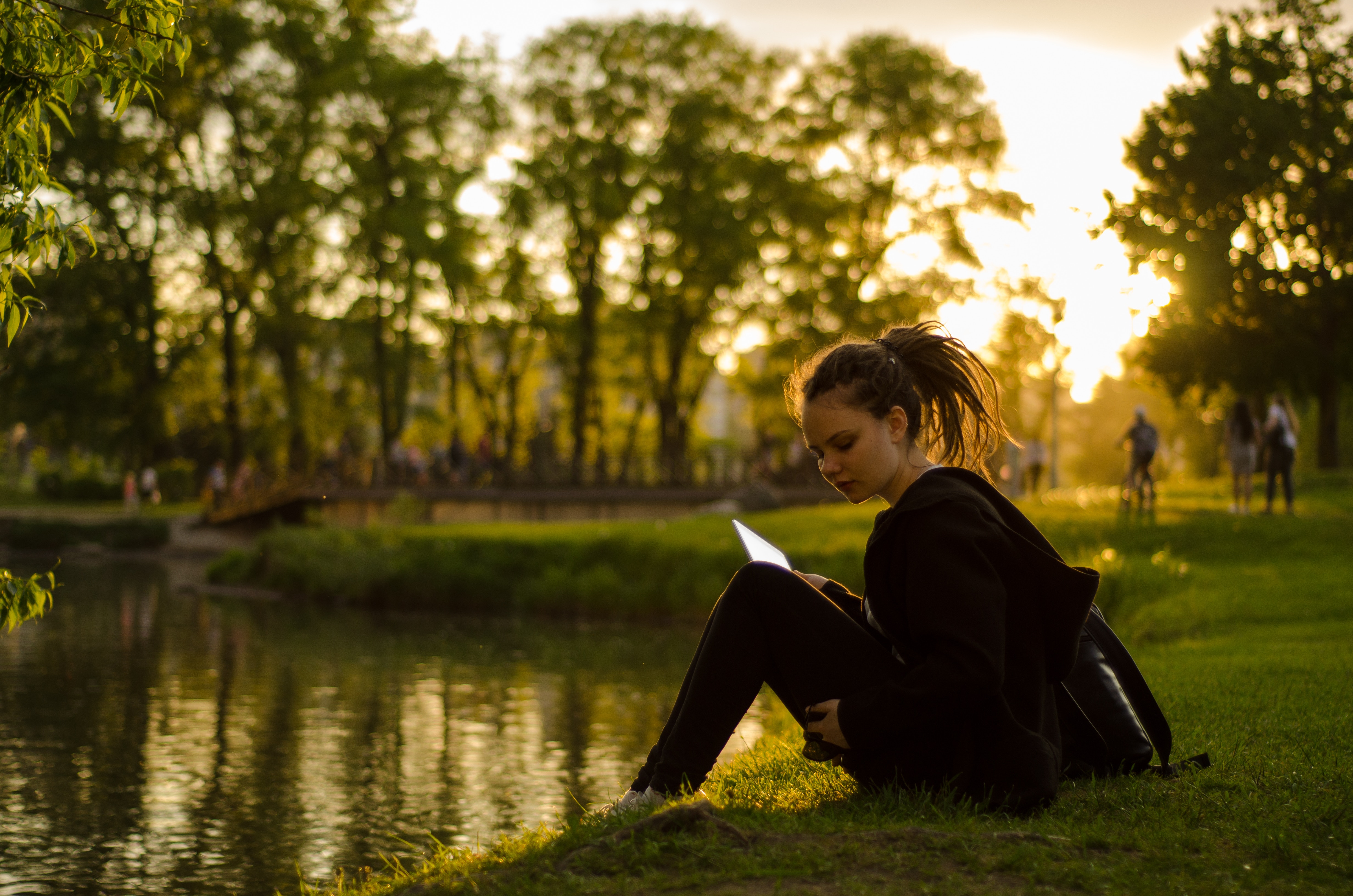 Vrouw lezend aan meer