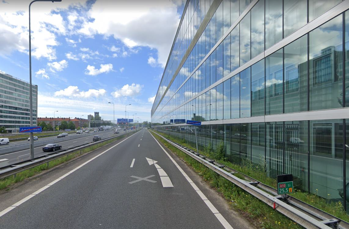recente kleurenfoto: flat dicht op A10
