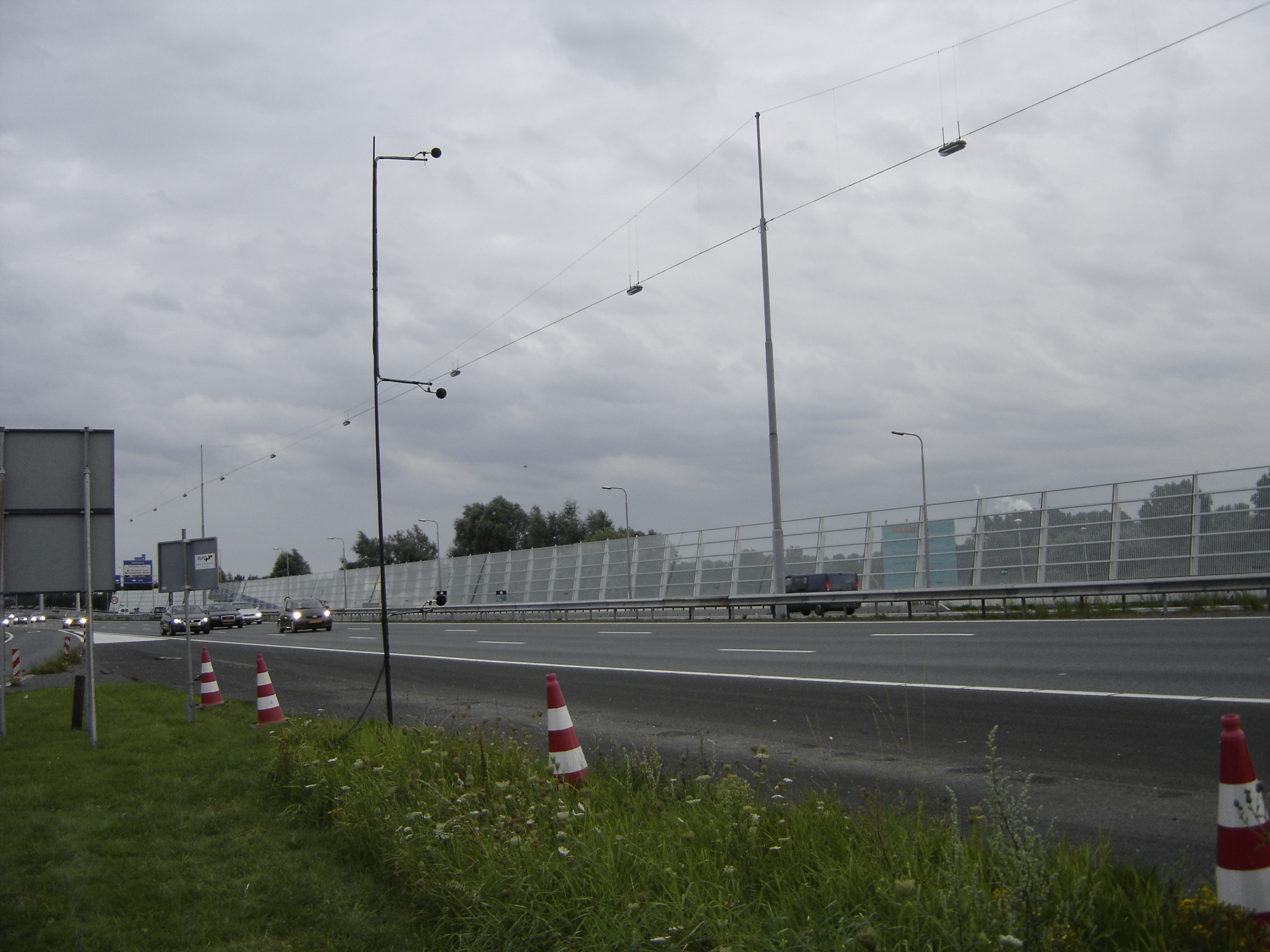 mast in de berm met op twee hoogtes microfoons boven de vluchtstrook