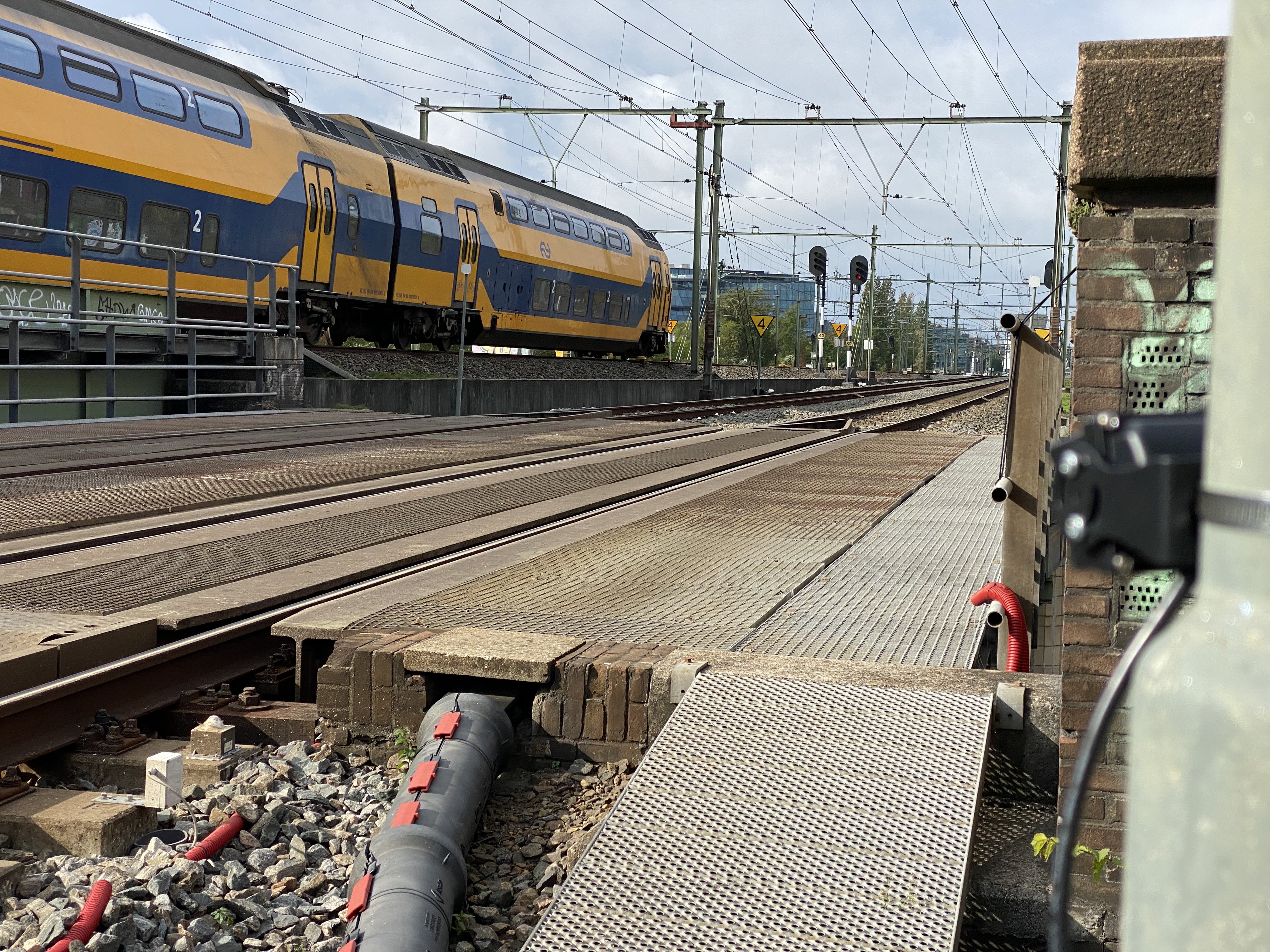 onbemande metingen aan een spoorbrug