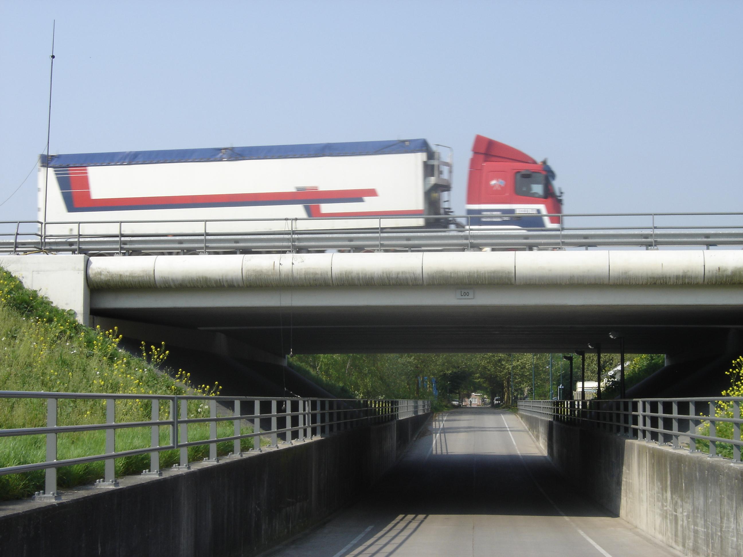 Kunstwerk met vrachtwagen