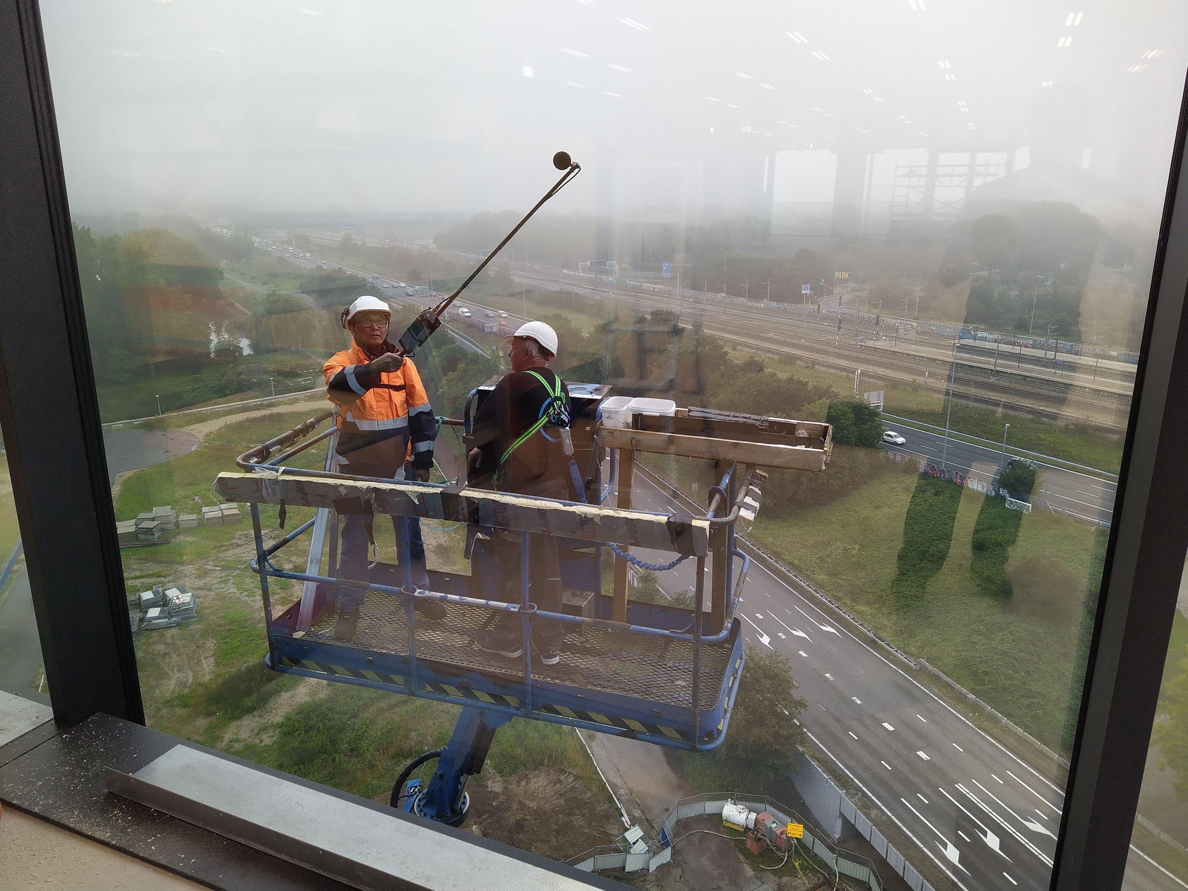 Controlemeting geluidswering gevel op de 11e verdieping van een kantoorgebouw