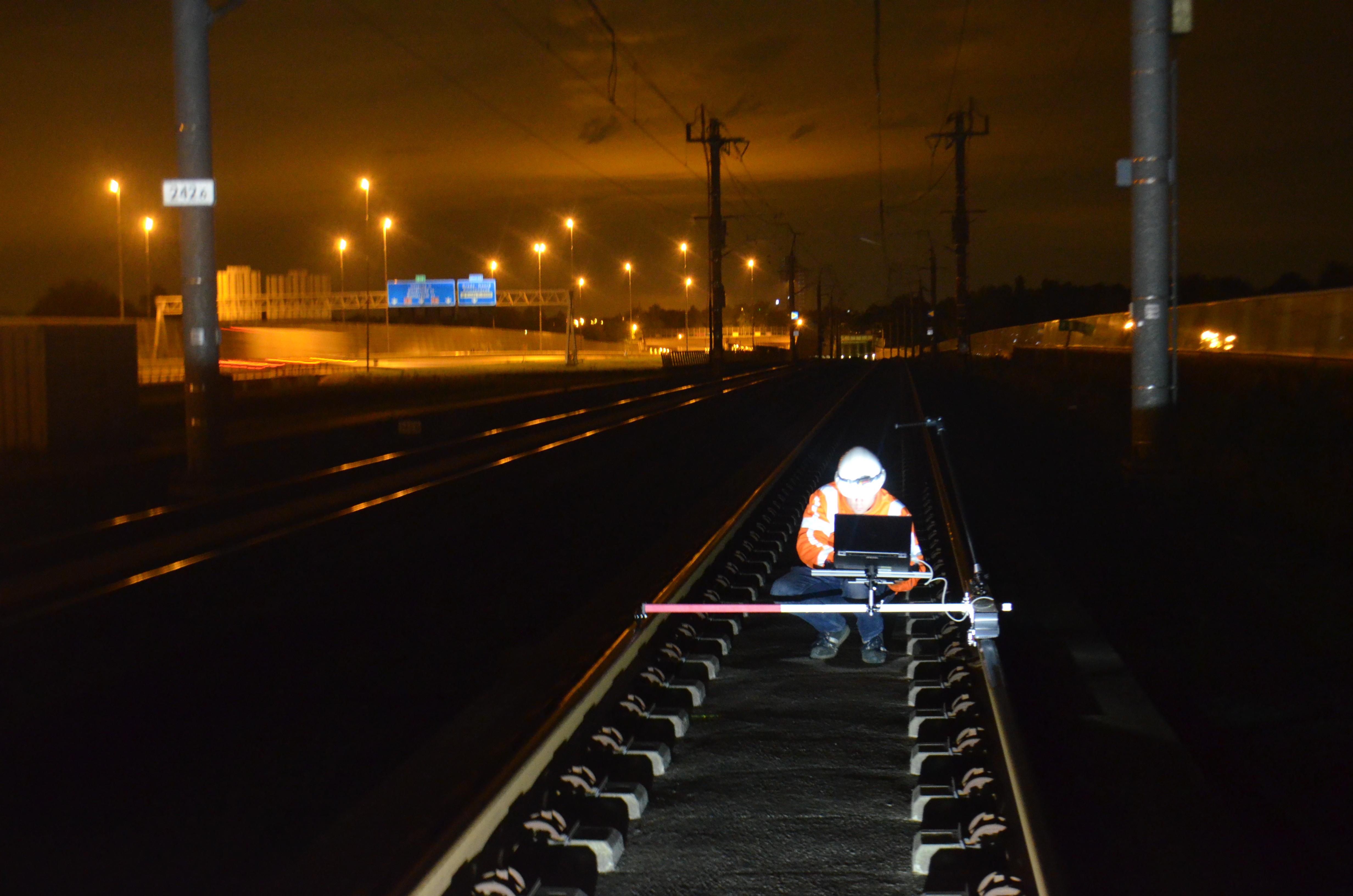 Een nachtelijke meting aan het spoor