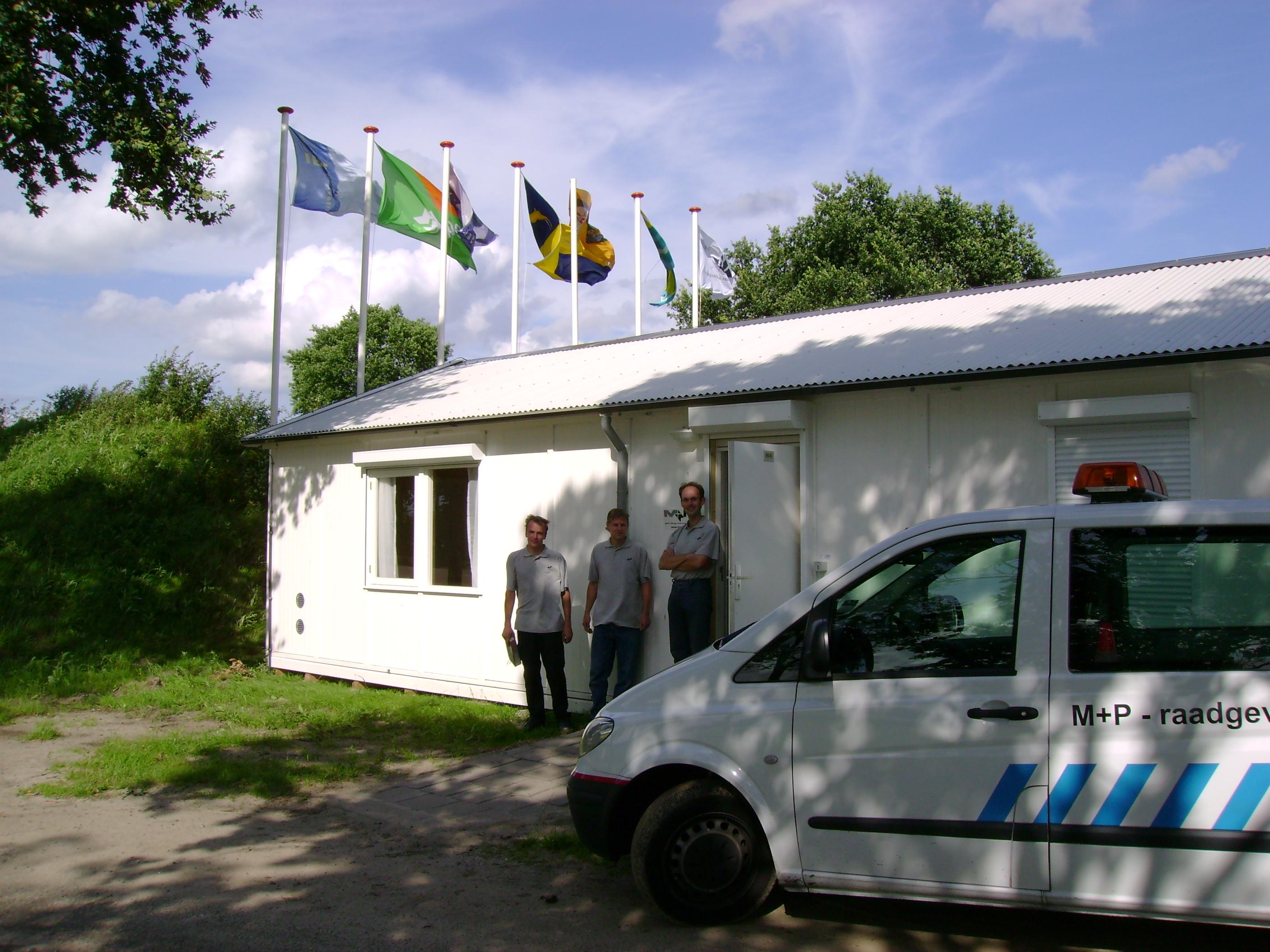 Roy, Christiaan en Jan voor de keet bij Proeftuin luchtkwaliteit