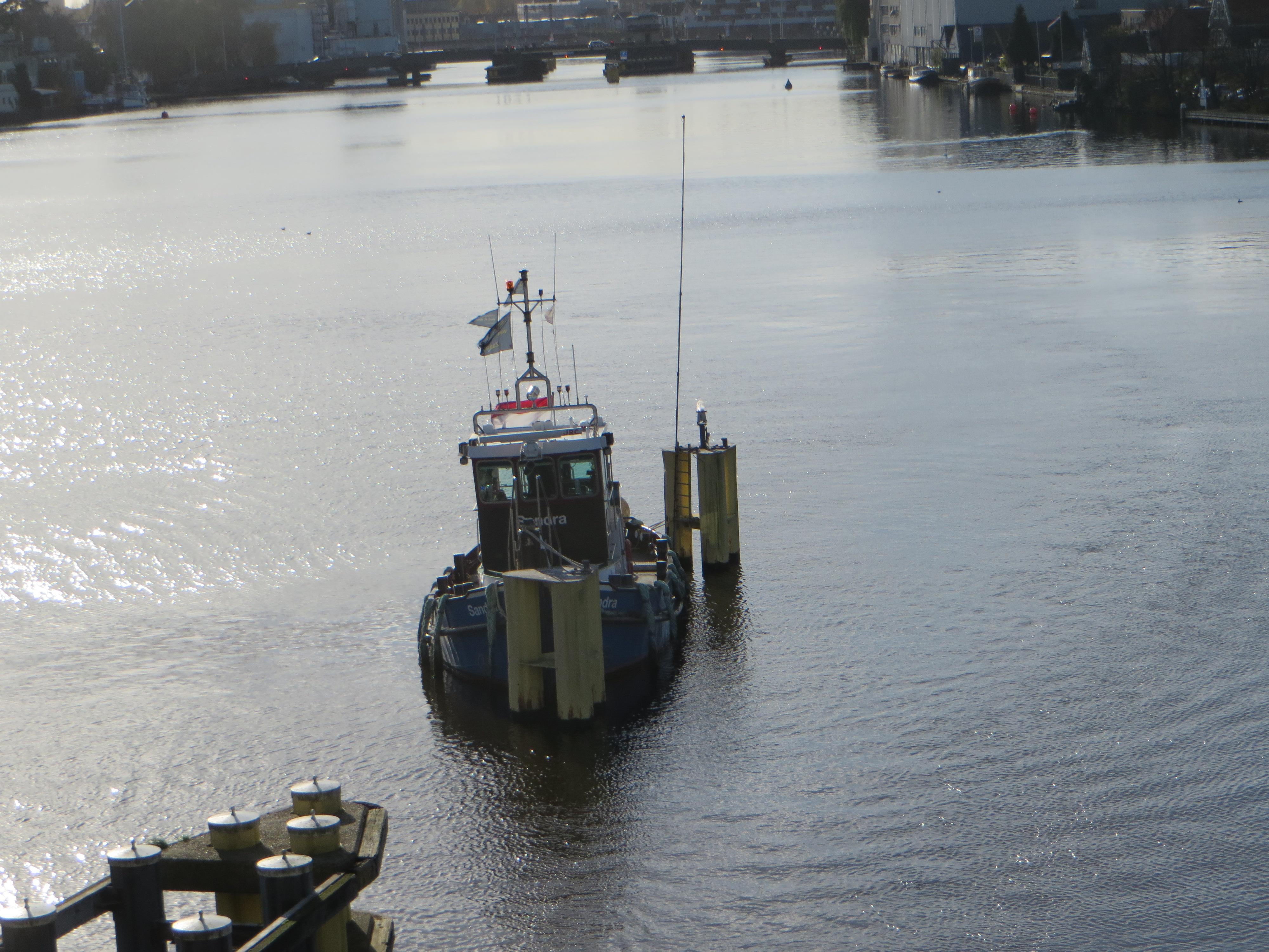 mast met microfoons aan een paal in het water met een boot ernaast