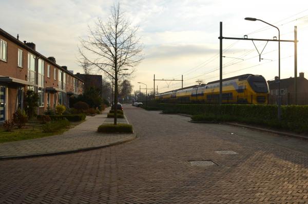 Trein rijdt door gemeente