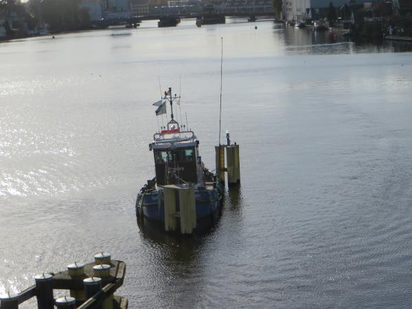 mast met microfoons aan een paal in het water met een boot ernaast
